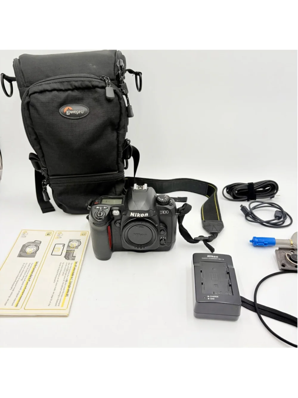 NIKON D100 6.1MP DSLR Camera Body Battery Charger Strap Lowepro Bag TESTED